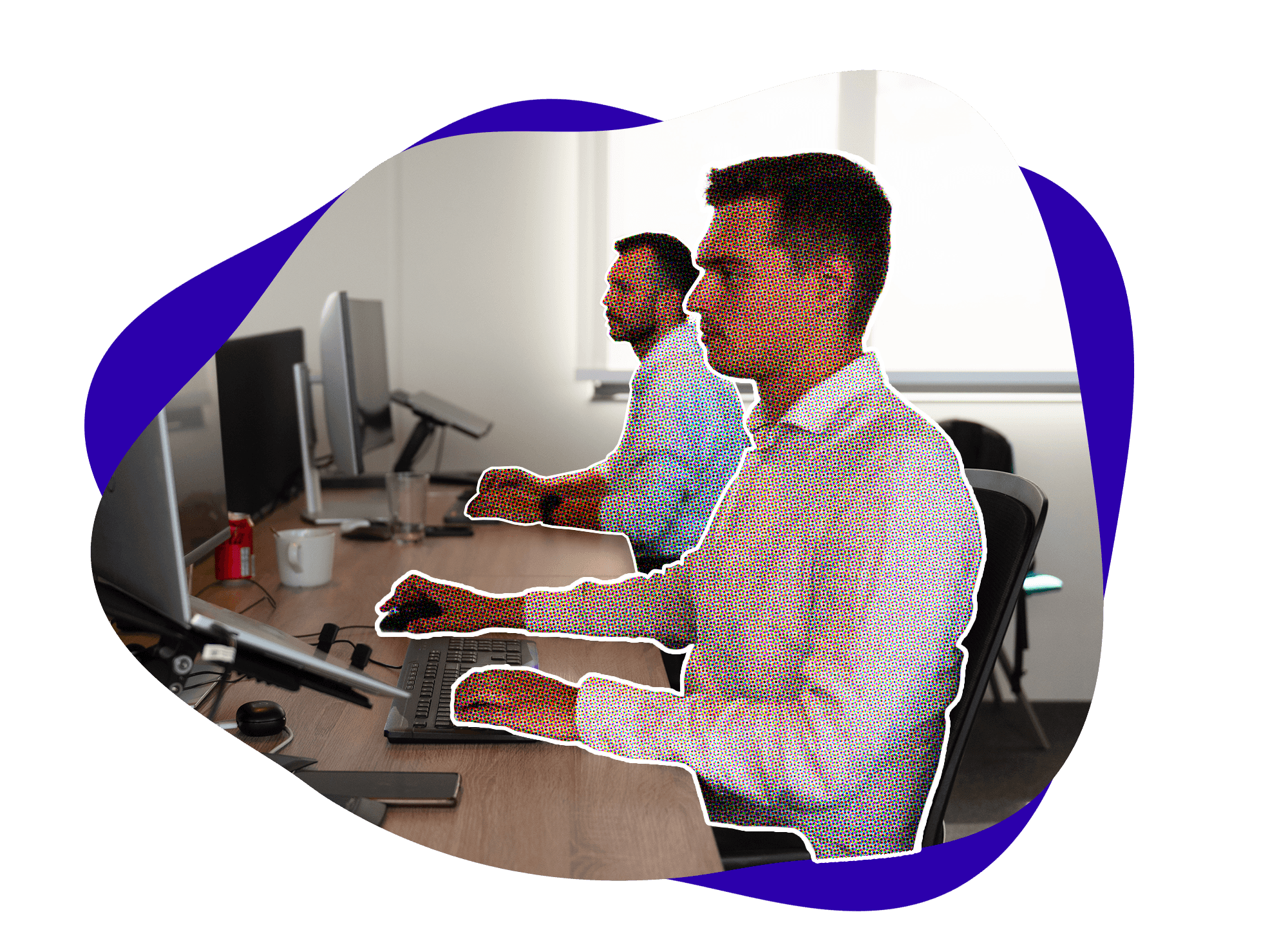 Collega's aan het werk in het Flexmail kantoor voor respectvolle e-mailcommunicatie